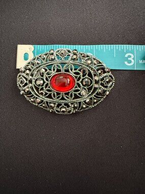 Vintage-Style Filigree Oval Brooch – Red Cabochon & Hematite Rhinestones, Antiqu